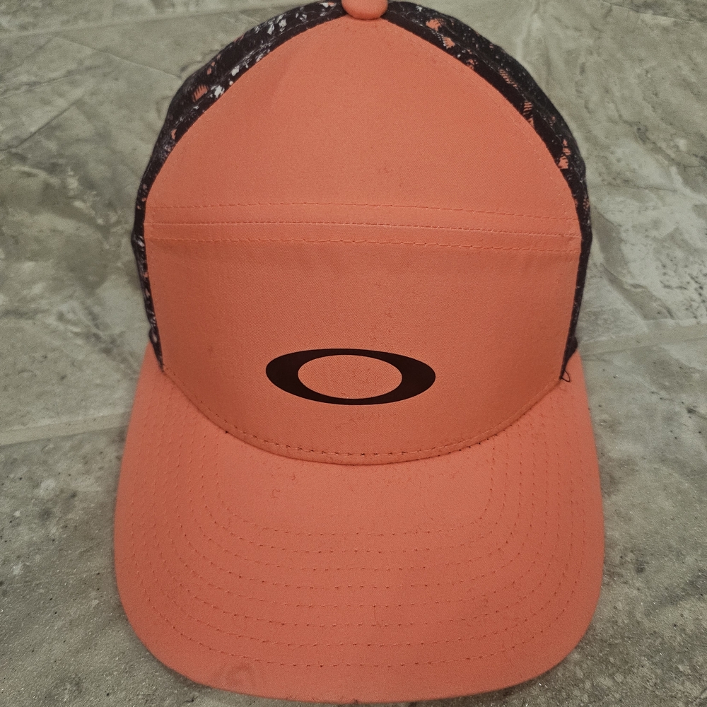 Oakley Coral and Black Cap